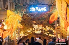 （新春走基层）传统年俗融合潮流音乐 浙江盐官“钱潮滚滚”过新年